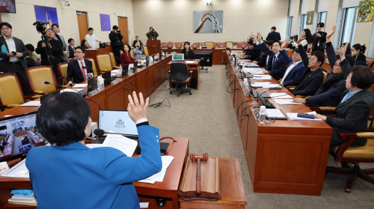 11일 국회 과학기술정보방송통신위원회 전체회의에서 최민희 위원장과 위원들이 '민원 사주' 의혹 관련 현안질의에 불출석한 증인인 류희림 방송통신심의위원장 고발 안건에 대해 표결하고 있다. 연합뉴스